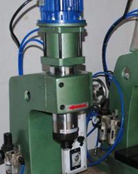 為什么氣壓鉚接機(jī)使用中鉚釘會(huì)發(fā)燙？