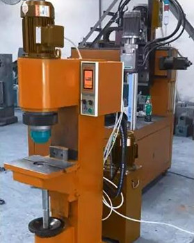 鉚接機廠家有哪些規(guī)格型號？