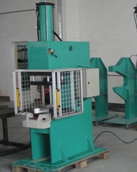 汽車行業(yè)如何運用鉚接機(jī)提高組件質(zhì)量和生產(chǎn)效率？