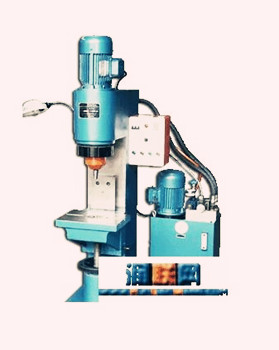 徑向鉚接機(jī)應(yīng)該如何操作？